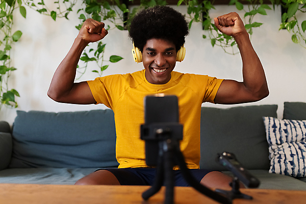포토 JPG 해외이미지 남자 흑인 실내 한명 상반신 성인 앞모습 주먹 성인남자한명만 크리에이터 1인미디어 인플루언서 유튜버 영상촬영 해외포토 서양인 직업 1 뷰포인트 모션 사람 내부 촬영 방송 남자한명만 성인남자만 파일형식 유명인 이미지허브
