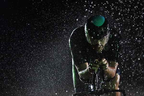 포토 JPG 해외이미지 응시 남자 검은배경 실내 한명 상반신 성인 앞모습 자전거 잡기 승차 사이클선수 성인남자한명만 해외포토 1 시선 뷰포인트 백그라운드 모션 운동선수 사람 내부 바이크 검은색 남자한명만 성인남자만 파일형식 이미지허브