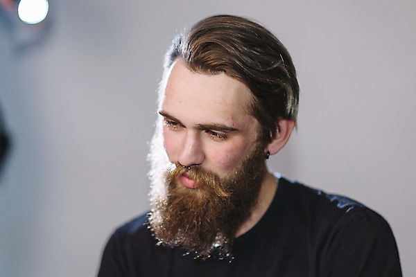 포토 JPG 해외이미지 백인 모델 1 라이프스타일 헤어스타일 응시 남자 감정 얼굴 백그라운드 컨셉 수염 한명 사람 성인 뷰티 유행 어둠 회색 표현 자신감 우아함 닫기 시원함 성격 심각 스타일 힙스터 표현성 해외포토 서양인 시선 패션 컬러 모션 생활 신체부위 파일형식 이미지허브