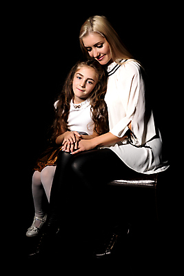 포토 JPG 해외이미지 백인 라이프스타일 손 여자 딸 행복 얼굴 어린이 백그라운드 2 가족 포옹 놀이 엄마 친절 키스 함께함 건강 사랑 미소 사람 두명 검은색 흰색 아기 신생아 작음 고립 돌봄 해외포토 서양인 감정 컬러 컨셉 관계 안기 모션 표정 생활 신체부위 크기 애정표현 파일형식 이미지허브