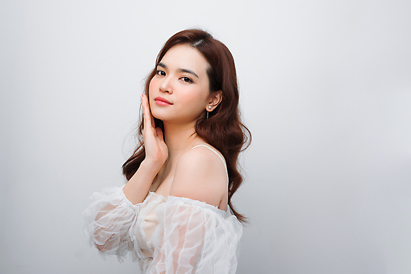 포토 JPG 해외이미지 응시 여자 회색배경 실내 한명 손짓 상반신 성인 옆모습 뷰티 성인여자한명만 해외포토 1 시선 뷰포인트 백그라운드 모션 사람 내부 회색 여자한명만 성인여자만 파일형식 이미지허브