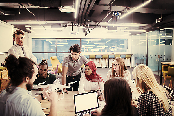 포토 JPG 해외이미지 응시 여자 남자 비즈니스 회의 직장 함께함 실내 들기 여러명 상반신 성인 앞모습 뒷모습 비즈니스맨 비즈니스우먼 집중 드론 성인만 해외포토 시선 뷰포인트 다수 컨셉 회사 모션 사람 내부 직장인 파일형식 이미지허브