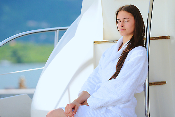 포토 JPG 해외이미지 주간 여자 여유 바다 요트 휴가 한명 앉기 상반신 성인 야외 옆모습 여름휴가 바캉스 눈감음 기댐 목욕가운 성인여자한명만 해외포토 자연요소 1 감정 뷰포인트 배_교통 모션 사람 가운 여자한명만 성인여자만 파일형식 여름_계절 이미지허브