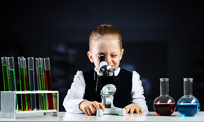 포토 JPG 해외이미지 백인 여자 어린이 실내 현미경 실험 한명 상반신 앞모습 관찰 과학자 플라스크 시험관 소녀한명만 현미경관찰 해외포토 서양인 직업 1 뷰포인트 과학 모션 실험기구 사람 내부 학자 여자한명만 소녀만 파일형식 이미지허브