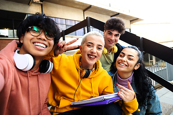 포토 JPG 해외이미지 주간 백인 학생 여자 행복 학교 모바일 함께함 고등학교 사람 동양인 손짓 여러명 야외 친구 스마트폰 평화 헤드폰 우정 그룹 스마트 사인 대학교 다문화 다인종 다민족 사춘기 셀프 소셜미디어 해외포토 자연요소 서양인 교육 감정 음향기기 다수 컨셉 관계 모션 인종 핸드폰 스마트기기 사회이슈 파일형식 이미지허브