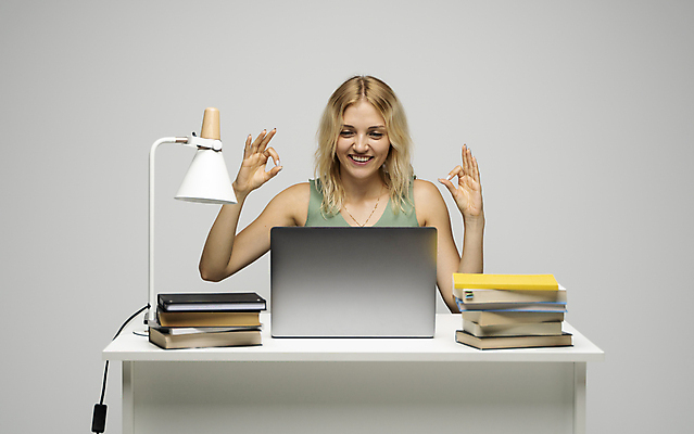 포토 JPG 해외이미지 백인 응시 여자 탁자 실내 한명 미소 상반신 성인 앞모습 책 노트북 컴퓨터 스탠드 OK 보여주기 성인여자한명만 해외포토 서양인 1 시선 뷰포인트 가구 모션 조명 표정 사람 손짓 내부 전자제품 여자한명만 성인여자만 파일형식 이미지허브