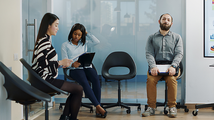 포토 JPG 해외이미지 전신 여자 남자 의자 들기 앉기 성인 옆모습 세명 읽기 면접 서류판 성인만 해외포토 뷰포인트 가구 비즈니스 모션 사람 사무용품 파일형식 이미지허브