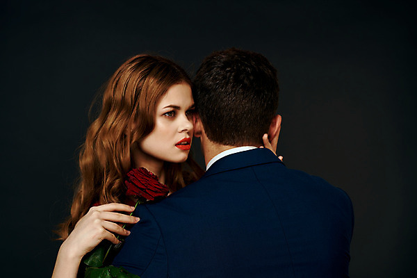 포토 JPG 해외이미지 백인 커플 여자 남자 포옹 들기 상반신 성인 두명 장미 낭만 우아함 성인만 해외포토 서양인 꽃 컨셉 관계 안기 모션 사람 파일형식 이미지허브