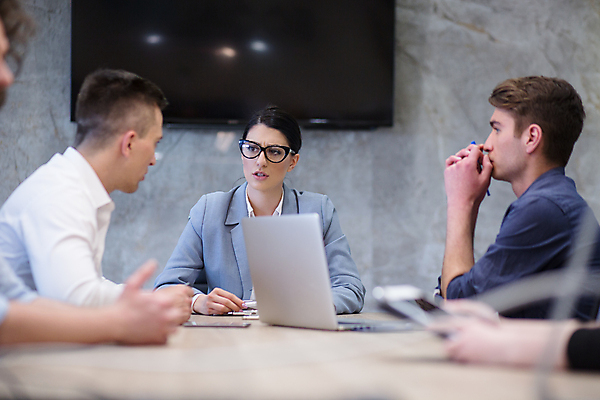 포토 JPG 해외이미지 응시 여자 남자 비즈니스 회의 직장 실내 대화 상반신 성인 앞모습 옆모습 세명 비즈니스맨 비즈니스우먼 소프트포커스 집중 성인만 해외포토 시선 뷰포인트 컨셉 회사 촬영기법 말하기 사람 내부 직장인 파일형식 이미지허브