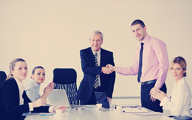 포토 JPG 해외이미지 여자 노년 남자 비즈니스 회의 협력 악수 직장 실내 협상 여러명 상반신 성인 앞모습 옆모습 비즈니스맨 비즈니스우먼 박수 해외포토 뷰포인트 다수 회사 사람 손짓 내부 직장인 파일형식 이미지허브