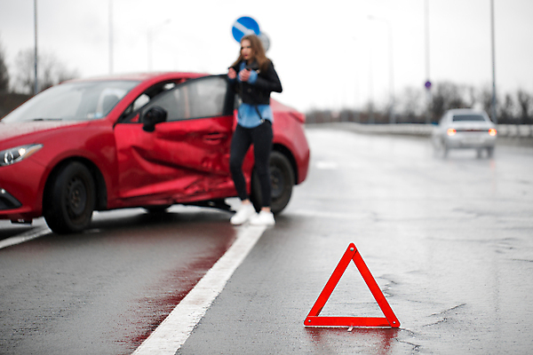 포토 JPG 해외이미지 백인 1 손 응시 여자 도로 교통시설 자동차 모바일 거리 스트레스 한명 안전 사람 성인 야외 빨간색 스마트폰 손상 고통 긴급 바퀴 운전사 수리 위험 충돌 사건 눈물 고민 문제 보험 깨짐 자동 주장 헬프 해외포토 서양인 직업 시선 감정 길 육상교통 컬러 교통 컨셉 신체부위 핸드폰 스마트기기 도움 시설 파일형식 이미지허브