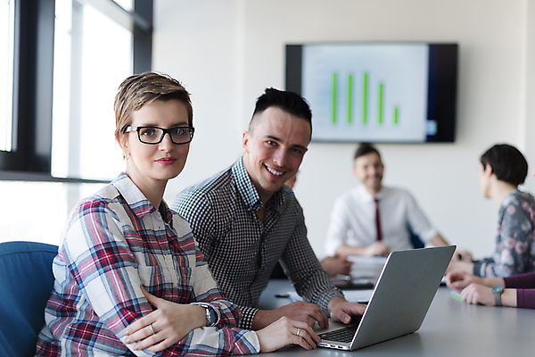 포토 JPG 해외이미지 여자 남자 비즈니스 회의 직장 실내 여러명 상반신 성인 옆모습 아웃포커스 노트북 비즈니스맨 비즈니스우먼 성인만 해외포토 뷰포인트 다수 회사 촬영기법 사람 내부 전자제품 직장인 파일형식 이미지허브