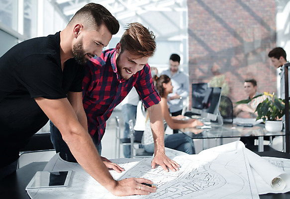 포토 JPG 해외이미지 여자 남자 회의 실내 여러명 상반신 성인 옆모습 설계도 비즈니스맨 설계사 회의실 건축설계사 성인만 해외포토 직업 뷰포인트 다수 비즈니스 건설업 사람 내부 직장인 건축가 파일형식 이미지허브