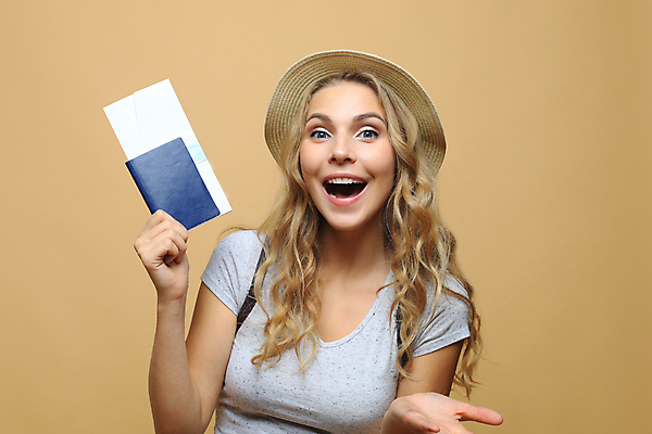 포토 JPG 해외이미지 응시 여자 여행 한명 들기 상반신 성인 티켓 항공권 여권 성인여자한명만 베이지색배경 해외포토 1 시선 백그라운드 모션 사람 베이지색 여자한명만 성인여자만 파일형식 이미지허브