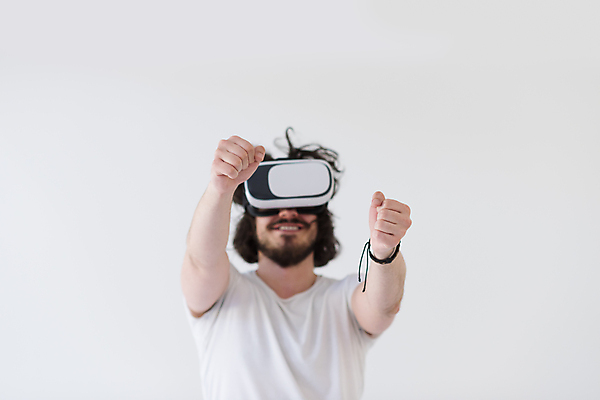 포토 JPG 해외이미지 남자 미래 한명 손짓 상반신 성인 앞모습 흰색 성인남자한명만 VR기기 해외포토 1 뷰포인트 컬러 컨셉 모션 사람 기계 가상현실 남자한명만 성인남자만 파일형식 이미지허브