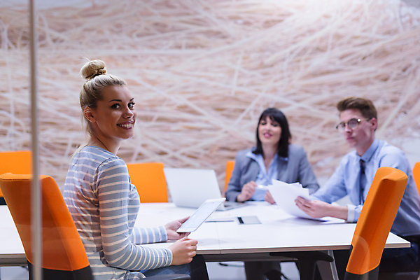 포토 JPG 해외이미지 여자 남자 비즈니스 회의 직장 실내 들기 상반신 성인 앞모습 옆모습 세명 비즈니스맨 비즈니스우먼 뒤돌아보기 성인만 해외포토 뷰포인트 회사 모션 사람 내부 직장인 파일형식 이미지허브