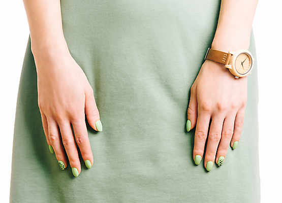 포토 JPG 해외이미지 1 라이프스타일 손 디자인 드레스 옷 여자 장신구 손가락 미술 사람 사람없음 초록색 여름 뷰티 유행 못 손톱관리 손목시계 광택 스타일 해외포토 계절 시계 컬러 문화예술 생활 신체부위 공구 네일아트 파일형식 이미지허브