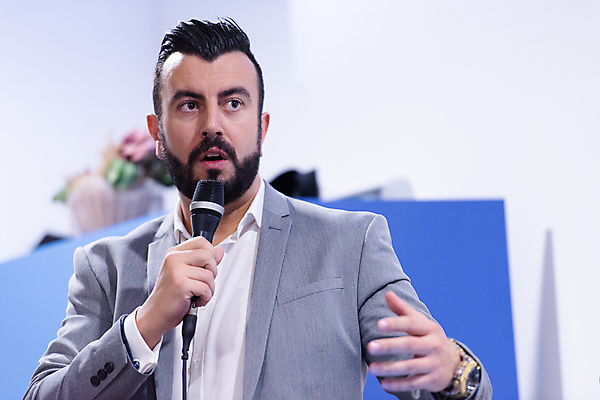 포토 JPG 해외이미지 남자 실내 한명 정장 상반신 성인 앞모습 아웃포커스 강사 강의 마이크 성인남자한명만 해외포토 직업 1 옷 뷰포인트 음향기기 촬영기법 사람 내부 남자한명만 성인남자만 파일형식 이미지허브