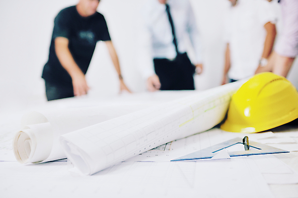 포토 JPG 해외이미지 남자 실내 여러명 상반신 성인 앞모습 옆모습 아웃포커스 설계도 비즈니스맨 안전모 삼각자 성인남자만 해외포토 뷰포인트 다수 비즈니스 건설업 촬영기법 자 사람 내부 직장인 헬멧 안전장비 남자만 성인만 파일형식 이미지허브