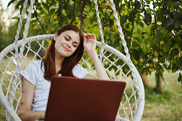 포토 JPG 해외이미지 주간 여자 여유 휴가 휴식 한명 앉기 손짓 상반신 성인 야외 앞모습 노트북 해먹 흔들의자 성인여자한명만 해외포토 자연요소 1 감정 뷰포인트 컨셉 의자 모션 사람 전자제품 침대 여자한명만 성인여자만 파일형식 이미지허브