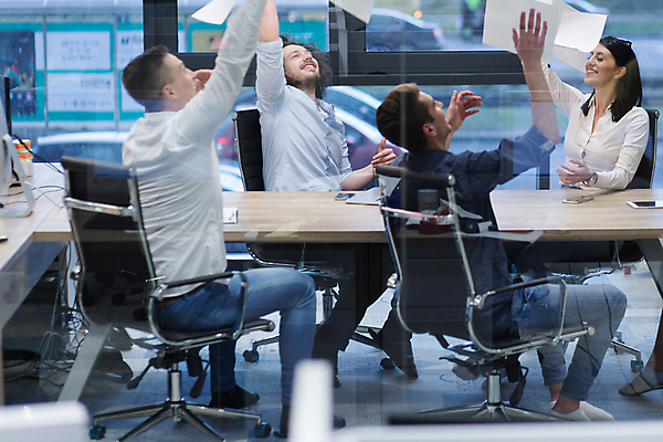 포토 JPG 해외이미지 전신 여자 남자 비즈니스 성공 회의 직장 실내 앉기 여러명 성인 옆모습 뒷모습 비즈니스맨 비즈니스우먼 던지기 회의실 성인만 해외포토 뷰포인트 다수 컨셉 회사 모션 사람 내부 직장인 파일형식 이미지허브