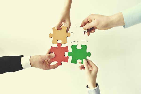 포토 JPG 해외이미지 손 비즈니스 협력 실내 들기 신체부위 퍼즐 퍼즐조각 맞추기 베이지색배경 해외포토 조각 백그라운드 모션 사람 내부 베이지색 파일형식 이미지허브