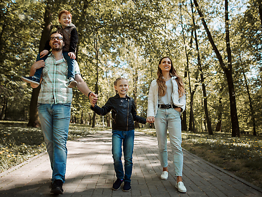포토 JPG 해외이미지 전신 공원 여자 남자 딸 아들 어린이 가족 엄마 함께함 소년 여러명 성인 야외 앞모습 부모 걷기 손잡기 산책 잡기 목말 아빠 숲 즐거움 해외포토 공공시설 감정 뷰포인트 다수 컨셉 관계 모션 휴식 사람 파일형식 이미지허브