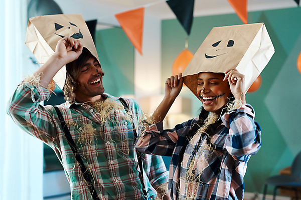 포토 JPG 해외이미지 라이프스타일 커플 여자 남자 행복 실내 미소 웃음 들기 상반신 성인 두명 앞모습 옆모습 아웃포커스 종이봉투 파티 벗기 성인만 해외포토 감정 뷰포인트 관계 모션 봉투 촬영기법 표정 사람 이벤트 내부 생활 파일형식 이미지허브