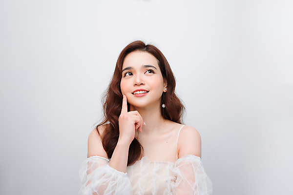 포토 JPG 해외이미지 응시 여자 회색배경 실내 한명 상반신 성인 앞모습 뷰티 터치 올려보기 찌르기 성인여자한명만 해외포토 1 시선 뷰포인트 백그라운드 모션 사람 내부 회색 여자한명만 성인여자만 파일형식 이미지허브