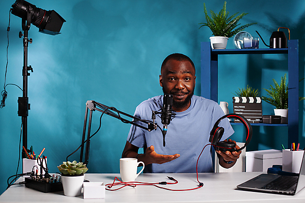 포토 JPG 해외이미지 남자 흑인 실내 한명 들기 상반신 성인 앞모습 헤드셋 마이크 성인남자한명만 크리에이터 1인미디어 유튜버 해외포토 서양인 직업 1 뷰포인트 음향기기 모션 사람 내부 헤드폰 방송 남자한명만 성인남자만 파일형식 이미지허브