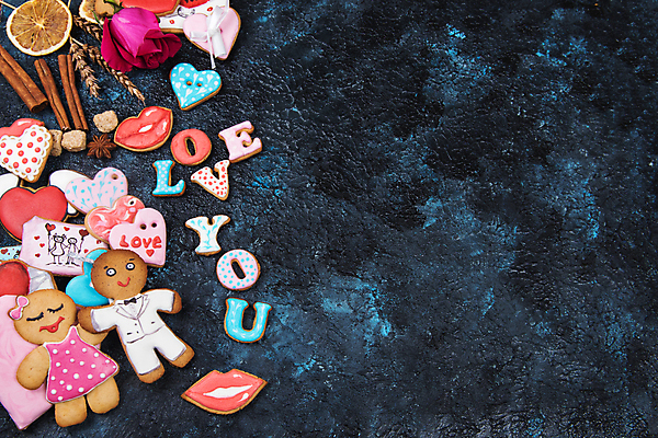 포토 JPG 해외이미지 커플 실내 사랑 사람없음 쿠키 입술모양 아이러브유 진저맨 진저쿠키 카피스페이스 남색배경 해외포토 모양 감정 백그라운드 관계 디저트 내부 공백 남색 파일형식 이미지허브