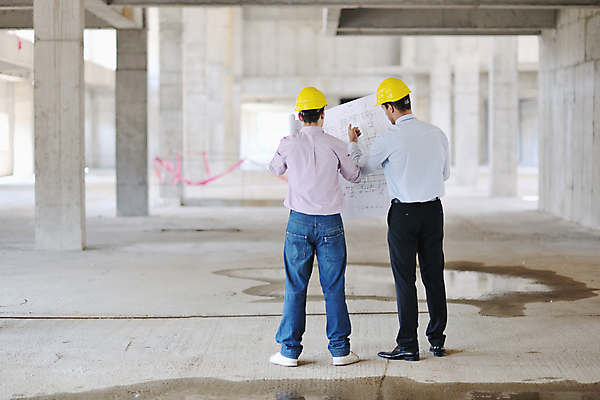 포토 JPG 해외이미지 전신 남자 건축 건설업 성인 두명 뒷모습 건설현장 설계도 비즈니스맨 엔지니어 안전모 건축가 성인남자만 해외포토 직업 산업 뷰포인트 비즈니스 사람 직장인 기술자 헬멧 안전장비 남자만 성인만 파일형식 이미지허브