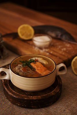 포토 JPG 해외이미지 그릇 실내 사람없음 아웃포커스 수프 생선요리 나무받침 해외포토 식기 음식 촬영기법 어류 내부 목재 받침대 파일형식 이미지허브