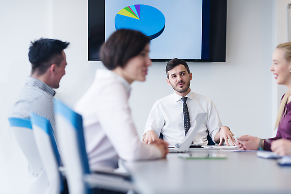 포토 JPG 해외이미지 여자 남자 비즈니스 회의 직장 실내 대화 앉기 여러명 상반신 성인 앞모습 옆모습 비즈니스맨 비즈니스우먼 소프트포커스 성인만 해외포토 뷰포인트 다수 회사 모션 촬영기법 말하기 사람 내부 직장인 파일형식 이미지허브