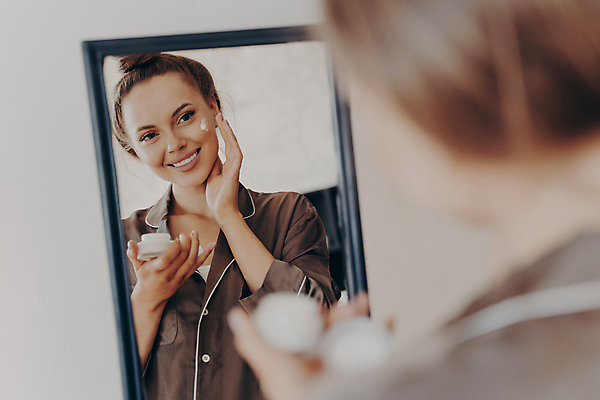 포토 JPG 해외이미지 백인 여자 행복 얼굴 컨셉 신체 아침 건강 한명 미소 사람 성인 일상 뷰티 섹시 반사 화장품 침실 거울 흰색 신선 항아리 씻기 소중 날씬함 피부 크림 피부관리 긍정 테라피 돌봄 보습 수분크림 위생관리 신청 해외포토 주간 서양인 1 감정 컬러 모션 표정 관리 라이프 신체부위 청결 도자기 몸매 파일형식 이미지허브