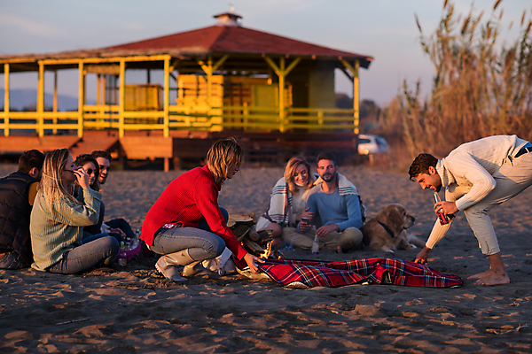 포토 JPG 해외이미지 전신 한마리 여자 남자 함께함 들기 앉기 여러명 성인 해변 야외 앞모습 옆모습 친구 캠핑 강아지 야간 담요 준비 맥주병 성인만 놓기 해외포토 자연요소 1 바다 뷰포인트 다수 컨셉 관계 모션 레저 술병 맥주 사람 반려동물 개 파일형식 이미지허브