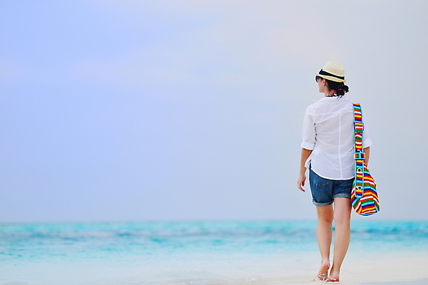 포토 JPG 해외이미지 주간 전신 여자 여유 여행 하늘 휴식 한명 성인 해변 야외 뒷모습 여름휴가 바캉스 걷기 혼자 성인여자한명만 혼행 혼여족 해외포토 자연요소 1 라이프스타일 감정 바다 뷰포인트 컨셉 모션 휴가 사람 신조어 약어 여자한명만 성인여자만 파일형식 여름_계절 이미지허브