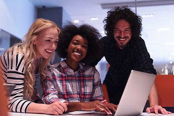 포토 JPG 해외이미지 여자 남자 비즈니스 회의 직장 실내 웃음 상반신 성인 앞모습 옆모습 세명 노트북 비즈니스맨 비즈니스우먼 동료 즐거움 성인만 해외포토 감정 뷰포인트 회사 관계 표정 사람 내부 전자제품 직장인 파일형식 이미지허브