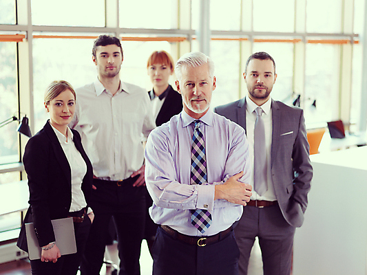 포토 JPG 해외이미지 응시 여자 노년 남자 비즈니스 직장 실내 여러명 상반신 성인 앞모습 팔짱 비즈니스맨 비즈니스우먼 주머니손 해외포토 시선 뷰포인트 다수 회사 모션 사람 내부 직장인 파일형식 이미지허브