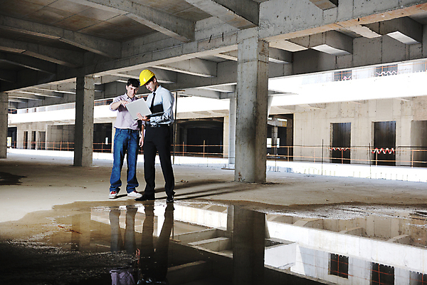 포토 JPG 해외이미지 전신 남자 건축 건설업 들기 성인 두명 앞모습 옆모습 노트북 건설현장 가리킴 비즈니스맨 엔지니어 안전모 건축가 성인남자만 해외포토 직업 산업 뷰포인트 비즈니스 모션 사람 손짓 전자제품 직장인 기술자 헬멧 안전장비 남자만 성인만 파일형식 이미지허브