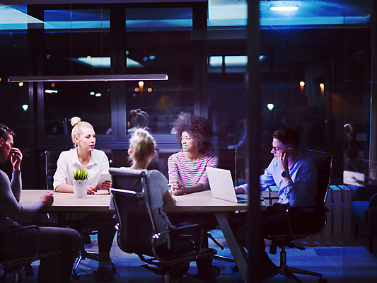 포토 JPG 해외이미지 전신 여자 남자 비즈니스 회의 직장 실내 대화 앉기 여러명 상반신 성인 앞모습 옆모습 뒷모습 비즈니스맨 비즈니스우먼 야간 회의실 야근 성인만 해외포토 자연요소 뷰포인트 다수 회사 모션 말하기 사람 내부 업무 직장인 파일형식 이미지허브