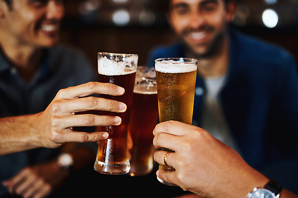 포토 JPG 해외이미지 라이프스타일 손 남자 행복 여유 맥주 함께함 실내 들기 상반신 성인 앞모습 아웃포커스 신체부위 세명 친구 파티 축하 그룹 맥주잔 성인남자만 해외포토 감정 뷰포인트 컨셉 술잔 관계 모션 주류 촬영기법 사람 이벤트 내부 생활 남자만 성인만 파일형식 이미지허브