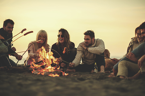 포토 JPG 해외이미지 주간 전신 여자 남자 휴식 함께함 웃음 앉기 여러명 상반신 성인 해변 야외 앞모습 옆모습 친구 캠핑 나뭇가지 소프트포커스 모닥불 굽기 즐거움 성인만 해외포토 자연요소 나무 감정 바다 뷰포인트 다수 컨셉 관계 모션 불 레저 촬영기법 표정 사람 구이 파일형식 이미지허브