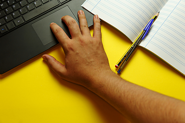 포토 JPG 해외이미지 학생 손 교육 과학 비즈니스 학교 통계 그래프 설계 화살 관리 사람 사람없음 금융 경제 노트북 학습 스터디 성장 업무 바 계획 주식 보고서 투자 상승 이익 회계 진행 마케팅 온라인강의 지능 해외포토 컨셉 신체부위 전자제품 작업 강의 파일형식 언택트 이미지허브