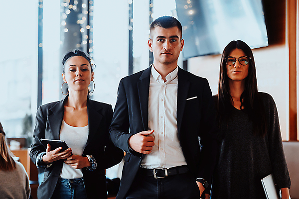 포토 JPG 해외이미지 응시 여자 남자 비즈니스 직장 실내 들기 정장 상반신 성인 앞모습 세명 잡기 비즈니스맨 비즈니스우먼 주머니손 성인만 해외포토 시선 옷 뷰포인트 회사 모션 사람 내부 직장인 파일형식 이미지허브