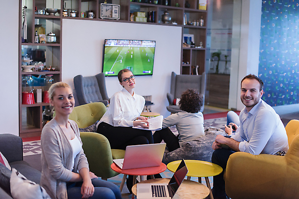 포토 JPG 해외이미지 응시 여자 남자 비즈니스 회의 직장 함께함 실내 웃음 앉기 여러명 상반신 성인 옆모습 뒷모습 비즈니스맨 비즈니스우먼 성인만 해외포토 시선 뷰포인트 다수 컨셉 회사 모션 표정 사람 내부 직장인 파일형식 이미지허브