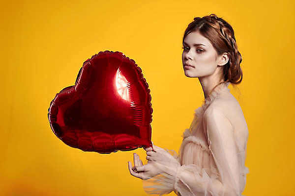 포토 JPG 해외이미지 응시 드레스 여자 한명 상반신 성인 옆모습 하트 잡기 하트풍선 풍선 노란배경 성인여자한명만 해외포토 모양 1 시선 옷 뷰포인트 백그라운드 모션 사람 노란색 여자한명만 성인여자만 파일형식 이미지허브