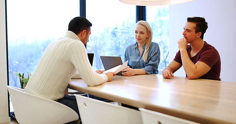 포토 JPG 해외이미지 응시 여자 남자 비즈니스 회의 직장 실내 들기 앉기 상반신 성인 앞모습 옆모습 뒷모습 세명 비즈니스맨 비즈니스우먼 회의실 성인만 해외포토 시선 뷰포인트 회사 모션 사람 내부 직장인 파일형식 이미지허브