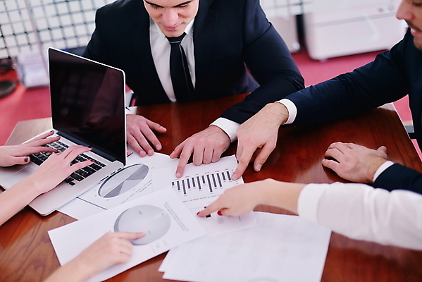 포토 JPG 해외이미지 백인 손 남자 비즈니스 탁자 그래프 실내 상반신 성인 두명 앞모습 옆모습 신체부위 노트북 가리킴 비즈니스맨 원그래프 세미나 성인남자만 해외포토 서양인 뷰포인트 가구 사람 손짓 내부 전자제품 직장인 남자만 성인만 파일형식 이미지허브