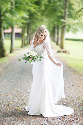 포토 JPG 해외이미지 백인 1 전통 드레스 계절 공원 여자 꽃 행복 길 얼굴 꽃다발 포즈 결혼 생각 자연 결혼식 한명 사람 성인 야외 뷰티 유행 흰색 축하 반지 가운 화려 고급 우아함 숲 약혼 베일 해외포토 레이스천 서양인 식물 옷 공공시설 감정 컬러 컨셉 장신구 이벤트 신체부위 직물 생태계 약속 파일형식 이미지허브